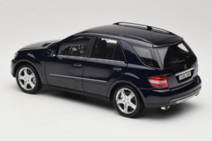 Mercedes ML W164 Tanzanite Blue Édition Concessionnaire Minichamps 1:18 B66962322 Métal — image 7 sur 8