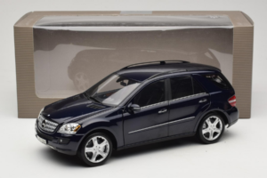 Mercedes ML W164 Tanzanite Blue Édition Concessionnaire Minichamps 1:18 B66962322 Métal — image 8 sur 8