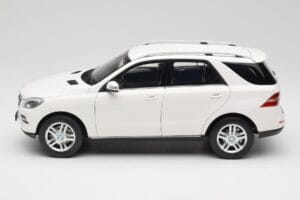 Mercedes ML W166 Blanc Minichamps 1:18 100030101 Métal — image 4 sur 8