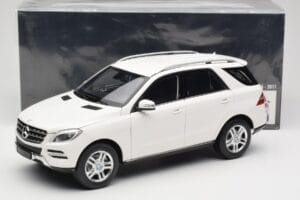 Mercedes ML W166 Blanc Minichamps 1:18 100030101 Métal — image 8 sur 8