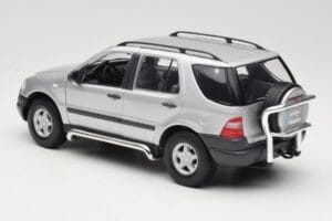 Mercedes ML320 W163 Argent Maisto 1:18 50319 Métal — image 7 sur 8