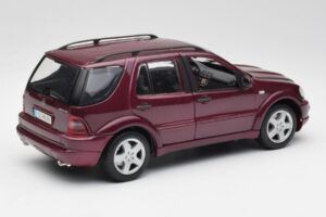 Mercedes ML55 AMG W163 Violet Maisto 1:18 31876 Métal — image 3 sur 8