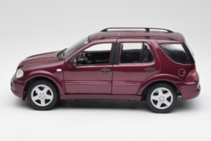 Mercedes ML55 AMG W163 Violet Maisto 1:18 31876 Métal — image 4 sur 8