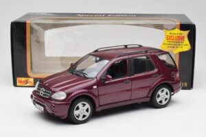 Mercedes ML55 AMG W163 Violet Maisto 1:18 31876 Métal — image 8 sur 8