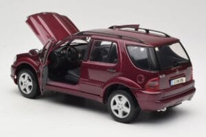 Mercedes ML55 AMG W163 Rouge Maisto 1:18 50348 Métal — image 5 sur 8