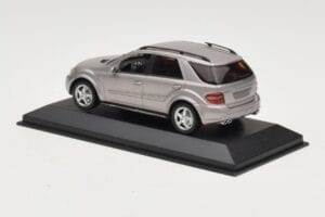 Mercedes ML63 AMG W164 Gris Métallique Minichamps 1:43 400034570 Métal — image 3 sur 4