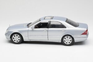 Mercedes S-Class W220 Bleu Clair Maisto 1:18 56050 Métal — image 4 sur 8