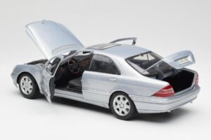 Mercedes S-Class W220 Bleu Clair Maisto 1:18 56050 Métal — image 5 sur 8