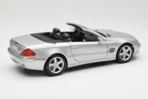 Mercedes SL R230 Argent Maisto 1:18 B66962125 Métal — image 3 sur 8