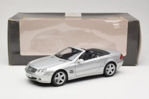Mercedes SL R230 Argent Maisto 1:18 B66962125 Métal — image 8 sur 8