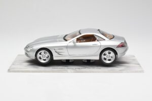 Mercedes SLR Vision Argent Édition Limitée Avec Socle en Aluminium Bburago 1:18 B66962102 Métal — image 4 sur 8