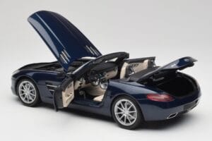 Mercedes SLS AMG R197 Roadster South Seas Bleu Minichamps 1:18 100039031 Métal — image 5 sur 8