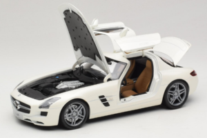Mercedes SLS AMG Designo Mystic White Museum Edition Minichamps 1:18 B66055551 Métal — image 2 sur 8