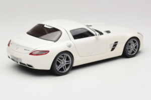 Mercedes SLS AMG Designo Mystic White Museum Edition Minichamps 1:18 B66055551 Métal — image 3 sur 8