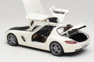 Mercedes SLS AMG Designo Mystic White Museum Edition Minichamps 1:18 B66055551 Métal — image 5 sur 8