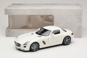 Mercedes SLS AMG Designo Mystic White Museum Edition Minichamps 1:18 B66055551 Métal — image 8 sur 8