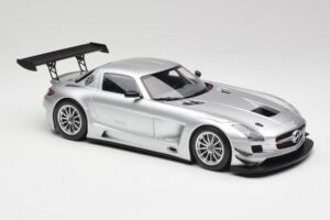 Mercedes SLS AMG GT3 C197 Street Argent Minichamps 1:18 151113100 Métal — image 4 sur 6