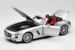 Mercedes SLS AMG Roadster Iridium Argent Minichamps 1:18 B66960078 Métal — image 2 sur 8