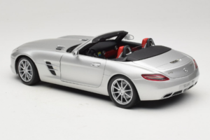 Mercedes SLS AMG Roadster Iridium Argent Minichamps 1:18 B66960078 Métal — image 7 sur 8