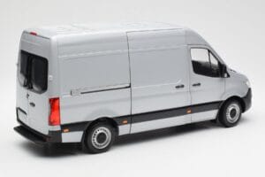 Mercedes Sprinter W907 Argent Norev 1:18 183424 Métal — image 3 sur 8
