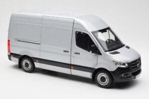 Mercedes Sprinter W907 Argent Norev 1:18 183424 Métal — image 6 sur 8