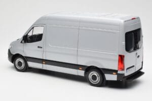 Mercedes Sprinter W907 Argent Norev 1:18 183424 Métal — image 7 sur 8
