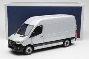 Mercedes Sprinter W907 Argent Norev 1:18 183424 Métal — image 8 sur 8
