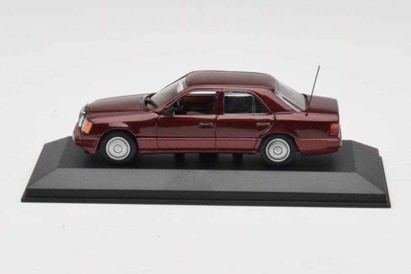 Mercedes W124 Dark Red Metallic Minichamps 1:43 MB002 Métal