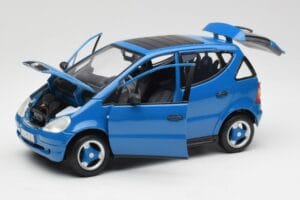 Mercedes A-Class W168 Azure Bleu Maisto 1:18 50311 Métal — image 2 sur 8
