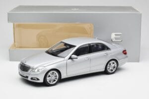 Mercedes Classe E W212 Avantgarde Iridium Argent Peinture Édition 2 Minichamps 1:18 B66960212-D2 Métal — image 11 sur 11