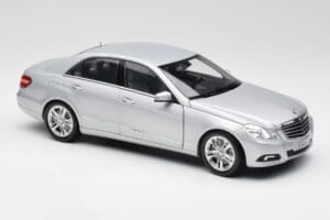 Mercedes Classe E W212 Avantgarde Iridium Argent Peinture Édition 2 Minichamps 1:18 B66960212-D2 Métal — image 6 sur 11