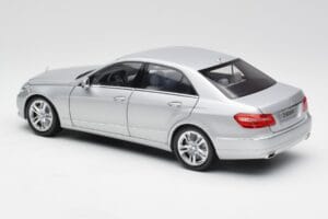 Mercedes Classe E W212 Avantgarde Iridium Argent Peinture Édition 2 Minichamps 1:18 B66960212-D2 Métal — image 7 sur 11