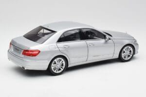 Mercedes Classe E W212 Avantgarde Iridium Argent Peinture Édition 1 Minichamps 1:18 B66960212-D1 Métal — image 3 sur 11