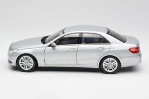 Mercedes Classe E W212 Avantgarde Iridium Argent Peinture Édition 1 Minichamps 1:18 B66960212-D1 Métal — image 4 sur 11