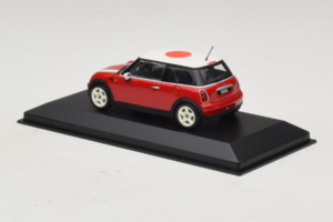 Mini Cooper Rouge Avec Drapeau du Japon Minichamps 1:43 80420309024-R1 Métal — image 3 sur 5