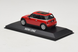 Mini Cooper Rouge Minichamps 1:43 MINI010 Métal — image 3 sur 4