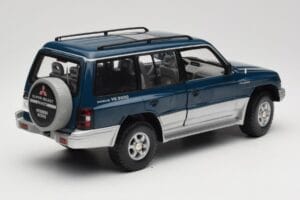 Mitsubishi Pajero V20 LWB Bleu & Argent Sun Star 1:18 1212 Métal — image 3 sur 8