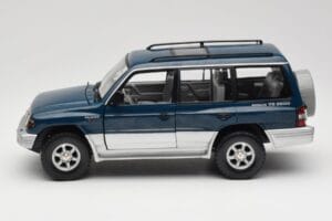 Mitsubishi Pajero V20 LWB Bleu & Argent Sun Star 1:18 1212 Métal — image 4 sur 8