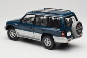 Mitsubishi Pajero V20 LWB Bleu & Argent Sun Star 1:18 1212 Métal — image 7 sur 8