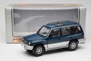 Mitsubishi Pajero V20 LWB Bleu & Argent Sun Star 1:18 1212 Métal — image 8 sur 8
