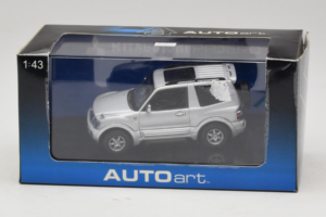 Mitsubishi Pajero SWB Argent AUTOart 1:43 57113 Métal — image 4 sur 4