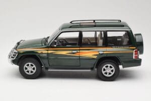 Mitsubishi Pajero V20 LWB Vert Sun Star 1:18 1225 Métal — image 4 sur 8