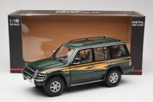 Mitsubishi Pajero V20 LWB Vert Sun Star 1:18 1225 Métal — image 8 sur 8