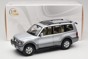 Mitsubishi Pajero V73 Bleu YC Model 1:18 241218040102010209 Métal — image 8 sur 8