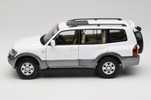 Mitsubishi Pajero V73 Blanc YC Model 1:18 241218040103010206 Métal — image 4 sur 8