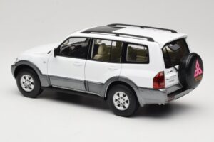 Mitsubishi Pajero V73 Blanc YC Model 1:18 241218040103010206 Métal — image 7 sur 8