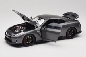 Nissan GT-R R35 Track Edition NISMO Gun Metallic MotorHelix 1:18 M83507 Métal — image 2 sur 8