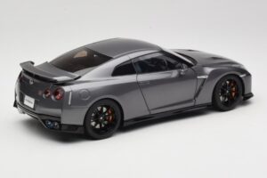 Nissan GT-R R35 Track Edition NISMO Gun Metallic MotorHelix 1:18 M83507 Métal — image 3 sur 8