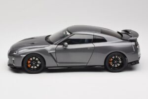Nissan GT-R R35 Track Edition NISMO Gun Metallic MotorHelix 1:18 M83507 Métal — image 4 sur 8