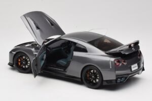 Nissan GT-R R35 Track Edition NISMO Gun Metallic MotorHelix 1:18 M83507 Métal — image 5 sur 8